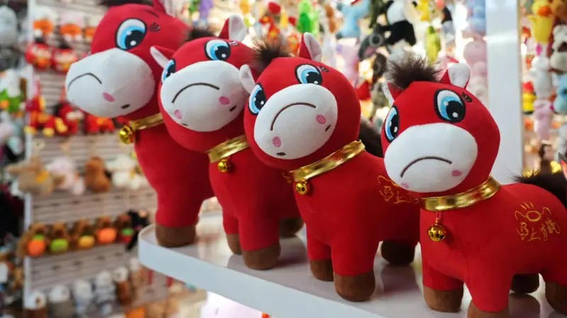 Muñecos de caballo llorón populares en China en 2026, reinterpretación moderna del simbolismo del Año del Caballo